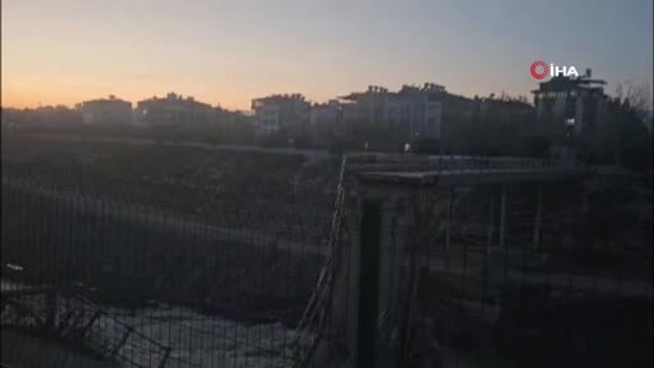 Asi Nehri Üzerindeki Yaya Köprüsü Çöktü