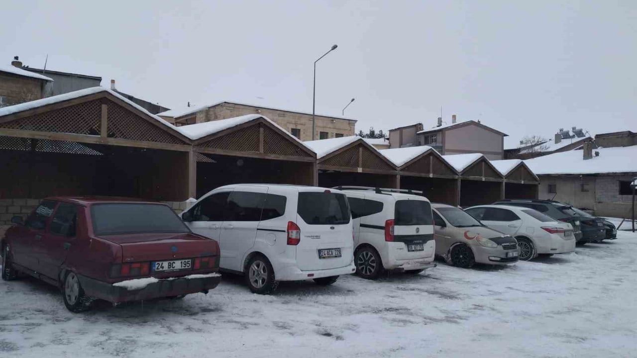 Aşırı Soğuklar Tercan'da Pazar Yerini Terk Ettirdi