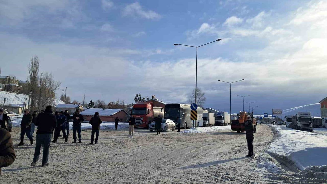 Aşkale-Bayburt Yolunda Çığ Düşmesi Nedeniyle Trafik Kesildi