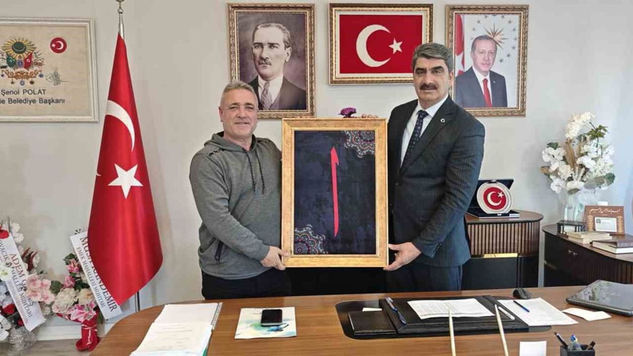 Aşkale Belediye Başkanı Polat’tan Gazeteciye Anlamlı Hediye