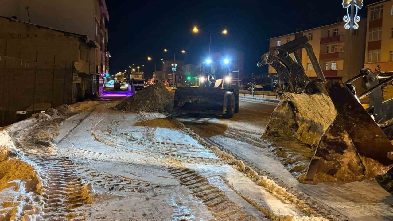 Aşkale Belediyesi Kar Temizleme Çalışmalarına Başladı