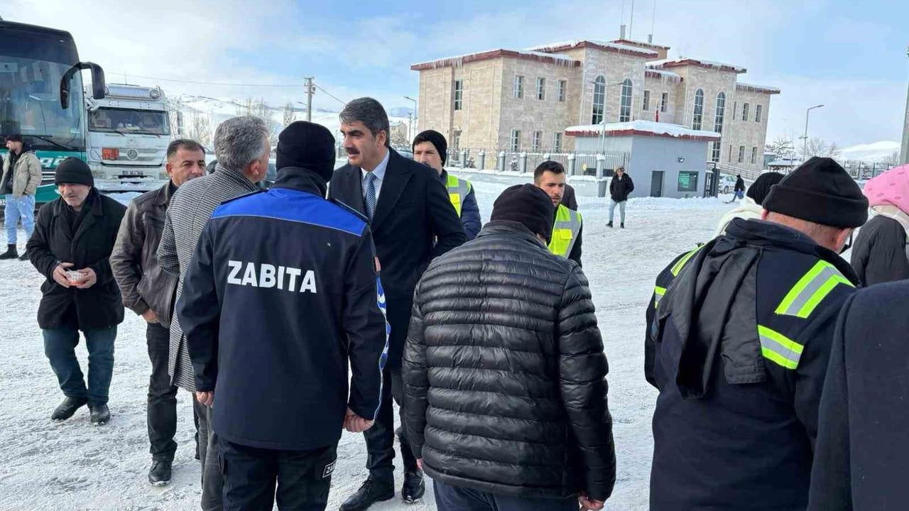 Aşkale Belediyesi’nin Mahsur Kalan Sürücülere Destek İkramı