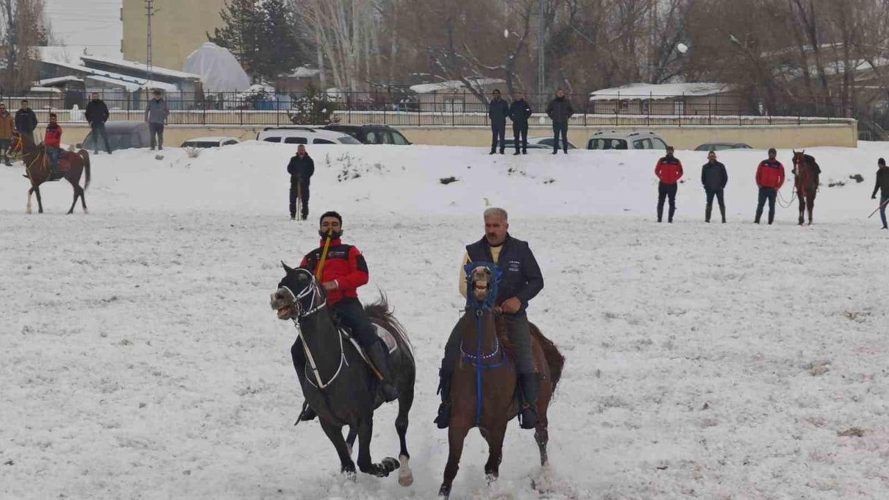 Aşkale'de Cirit Coşkusu: Dostluk Müsabakası Renkli Anlara Sahne Oldu