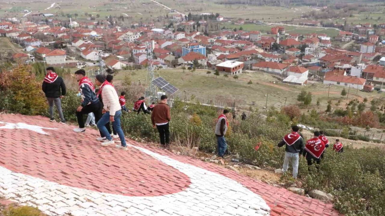 Asker Adayları Geleneksel Nöbetlerini Bayrak Tepe'de Tutuyor