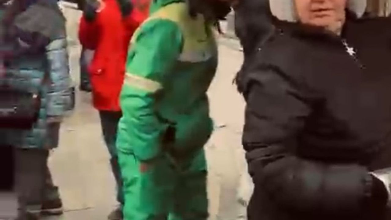 Askerlik Görevini Tamamlayan Genç Annesini Duygulandırdı