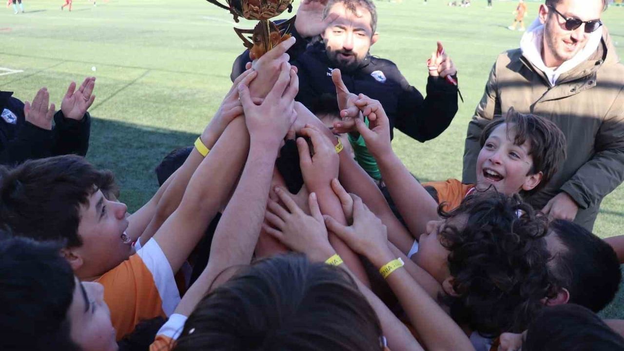 Atakum'da Futbol Şampiyonu: U-11 ve U-10 Takımları Turnuvayı Kazandı