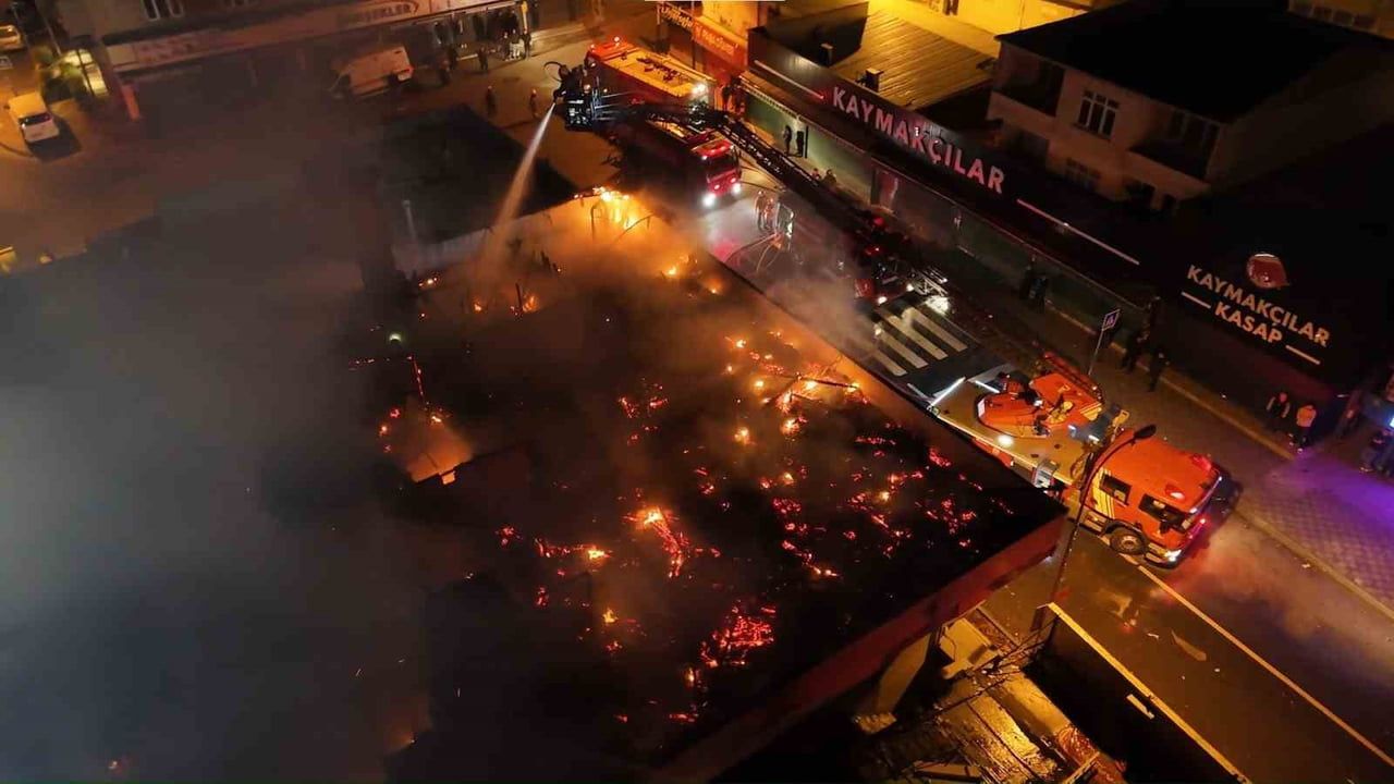 Ataşehir'de Yangın Paniği: İtfaiye Hızla Müdahale Etti