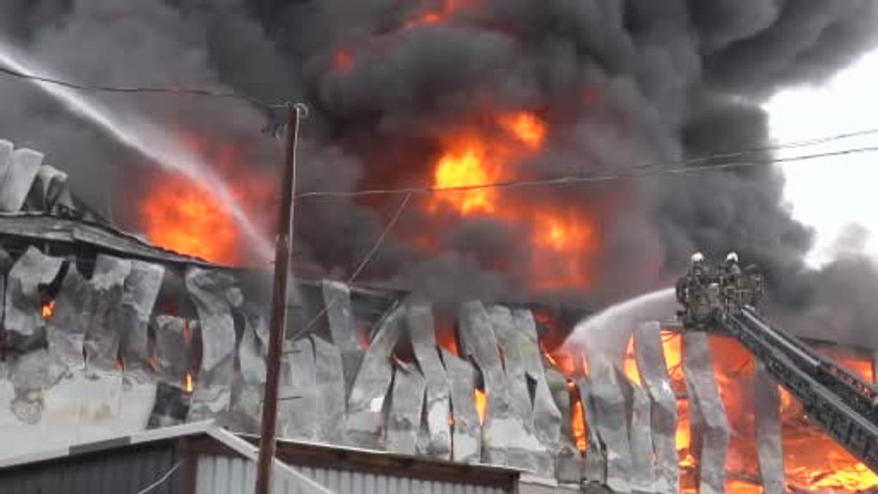Ataşehir'deki Fabrika Yangını Paniğe Neden Oldu