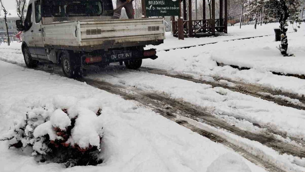 Ataşehir'in Beyaz Tim'i Kar Mücadelesine Devam Ediyor