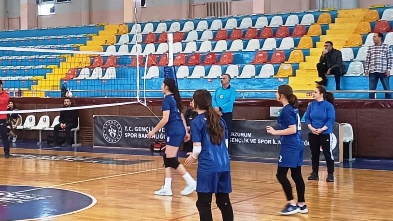 Atatürk Üniversitesi Vakıf Okulları Küçük Kızlar Voleybol Takımı İl Üçüncüsü Oldu