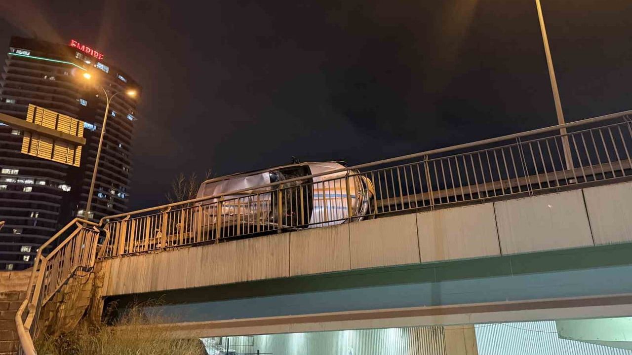 Avcılar'da E-5 Yan Yolda Kaza: 2 Yaralı