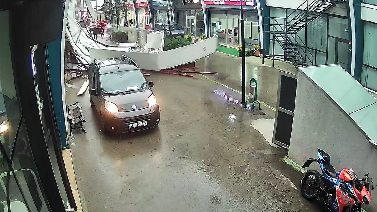 Avcılar'da Fırtına İş Yerinin Çatısını Uçurdu