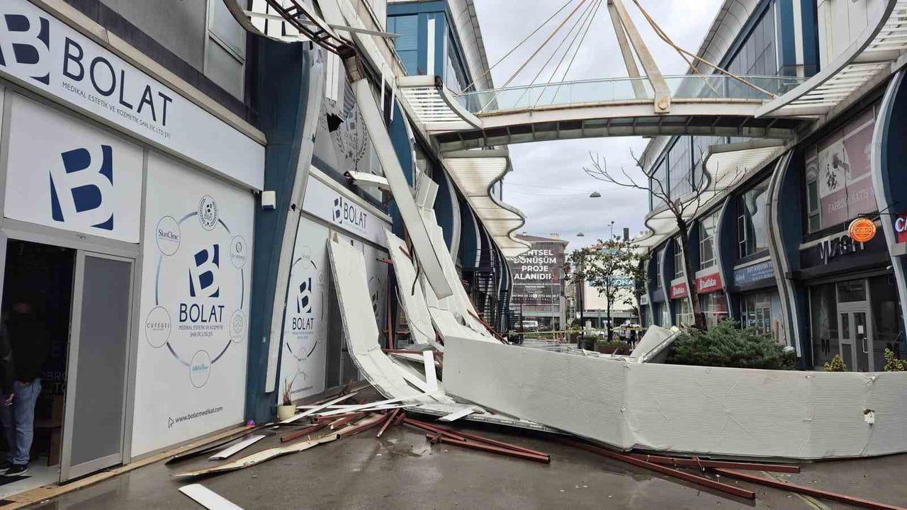 Avcılar'da Fırtına İş Yerinin Çatısını Uçurdu