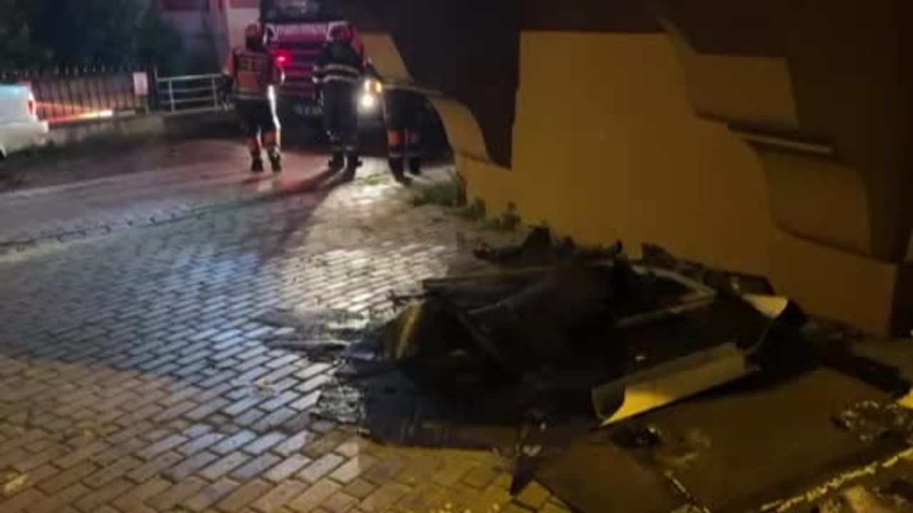 Avcılar'da Fırtına Sonrası Çatı Parçaları Savaştı