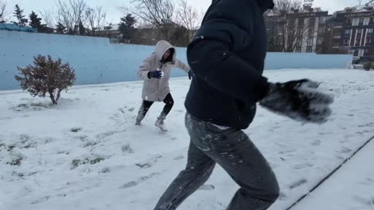 Avcılar'da Kar Keyfi: Çocuklar Kar Topu Oynadı