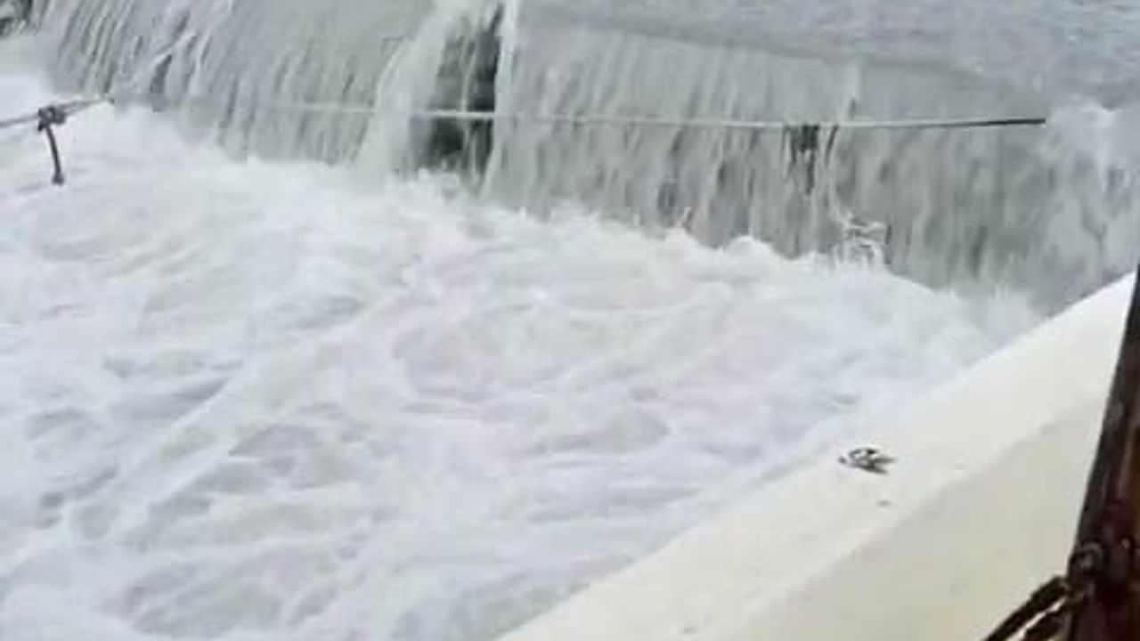 Avcılar'da Lodosun Etkisi: Dalgalar Mendireği Aştı