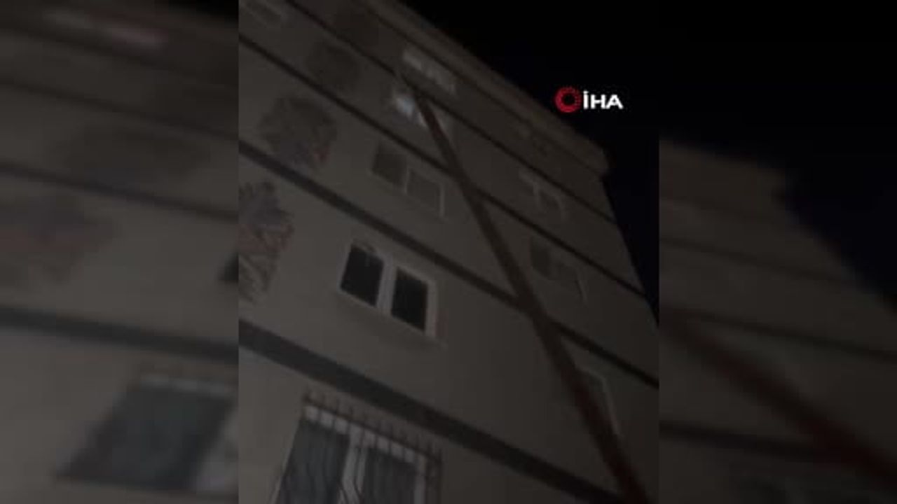 Avcılar'da Şiddetli Rüzgar Otomobile Saplanan Demir Çubukla Felakete Neden Olmadı