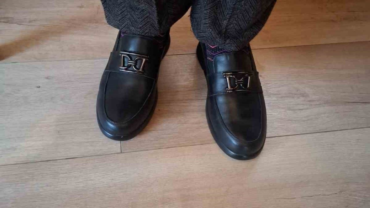 Ayakkabısı Olmayan Yaşlı Kadına Mahalle Muhtarı Sahip Çıktı