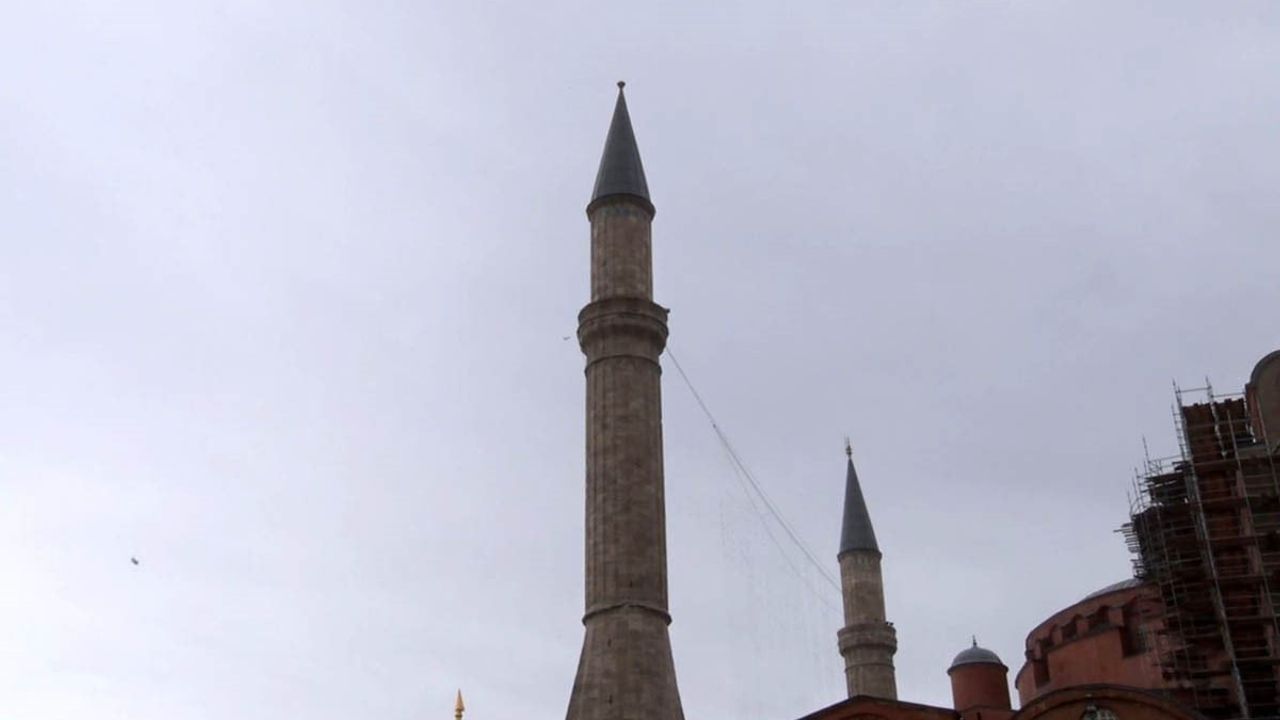 Ayasofya Camii'nde Rüzgar Sebebiyle Alem Düştü