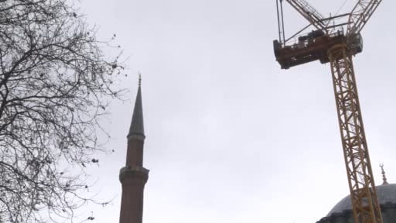 Ayasofya Camii'nin Minare Alemine Rüzgar Zararı