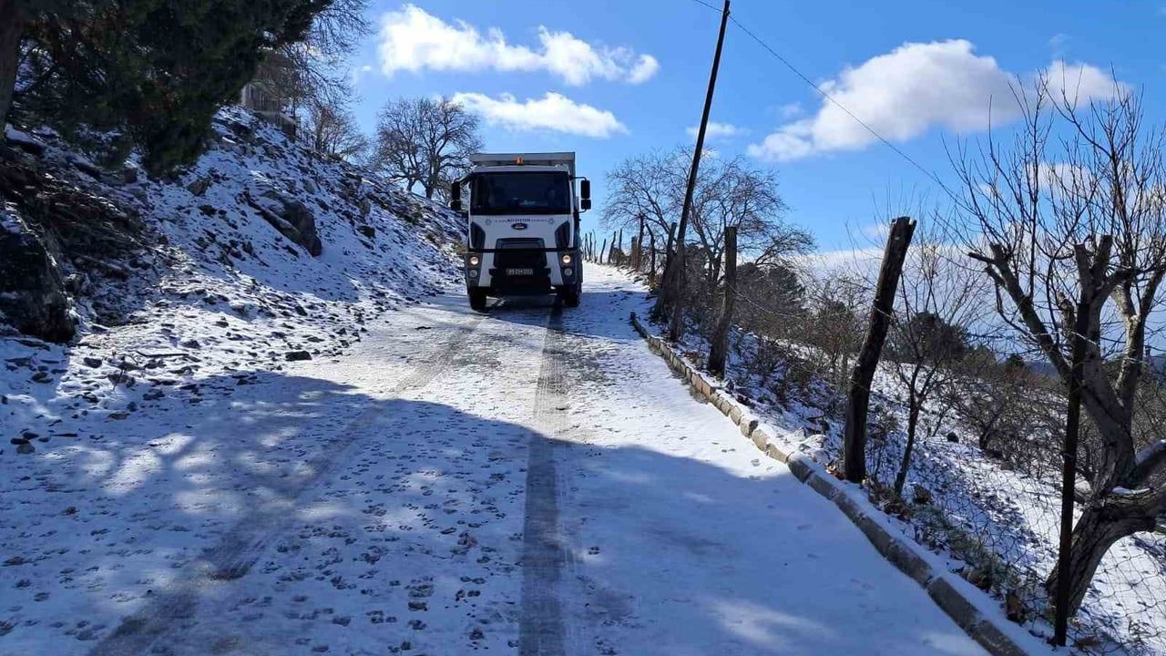 Aydın Büyükşehir Belediyesi'nden Kış İçin Tuzlama Çalışmaları