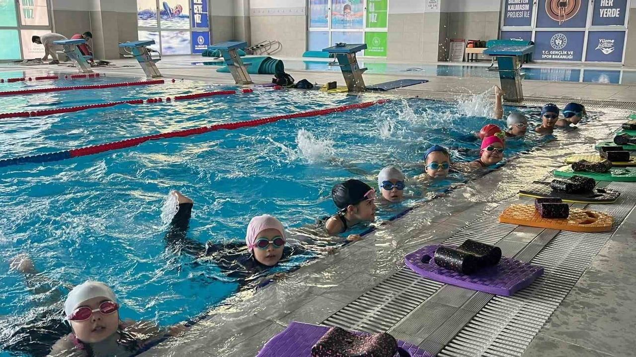 Aydın'da Çocuklar Yüzme Öğrenerek Tatilin Keyfini Çıkarıyor