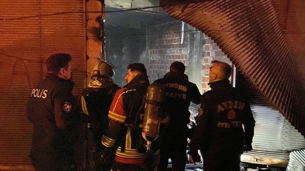 Aydın'da Depo Yangını: İki Kişi Hastaneye Kaldırıldı