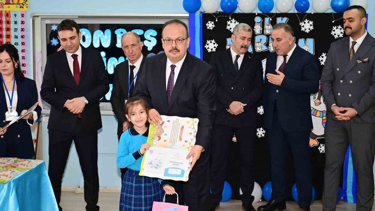 Aydın'da Karneler Dağıtıldı