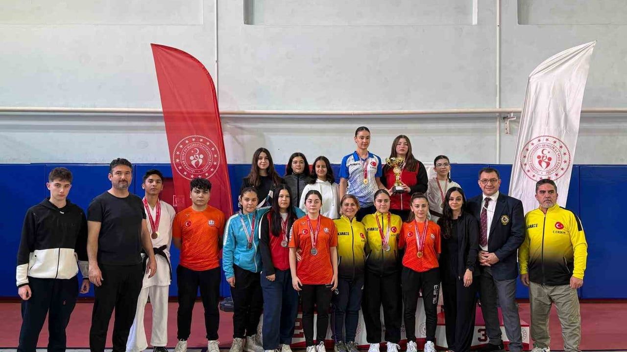 Aydın'da Okul Sporları Karate ve Badminton İl Birinciliği Müsabakaları Tamamlandı