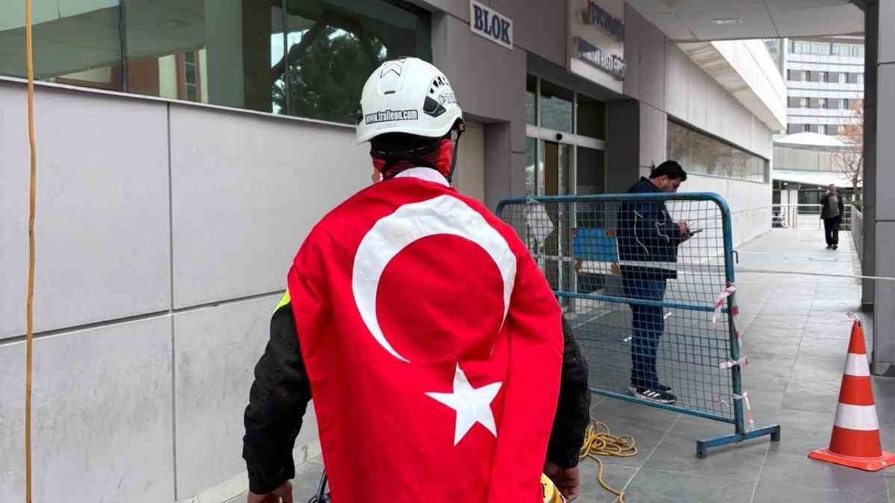 Aydın'dan Bayrak Tepkisi: 30 Metre Yükseklikten Bayrağı Zirveye Astı