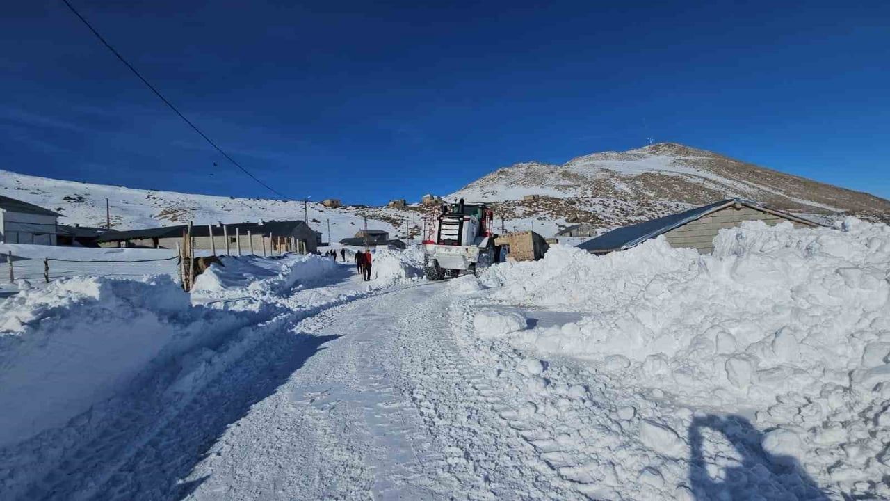 Aydınlar Beldesi'nde Karla Mücadele Çalışmaları Sürüyor