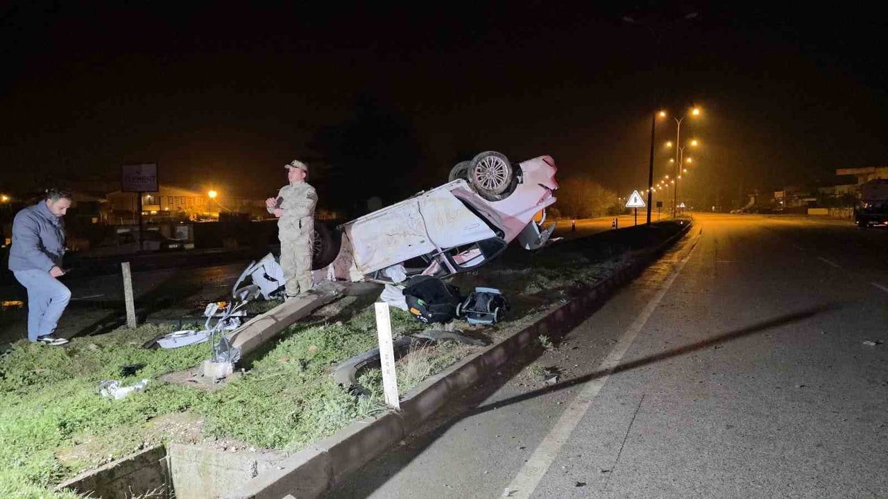 Aydınlatma Direğine Çarpan Araçta Bebek Hayatını Kaybetti