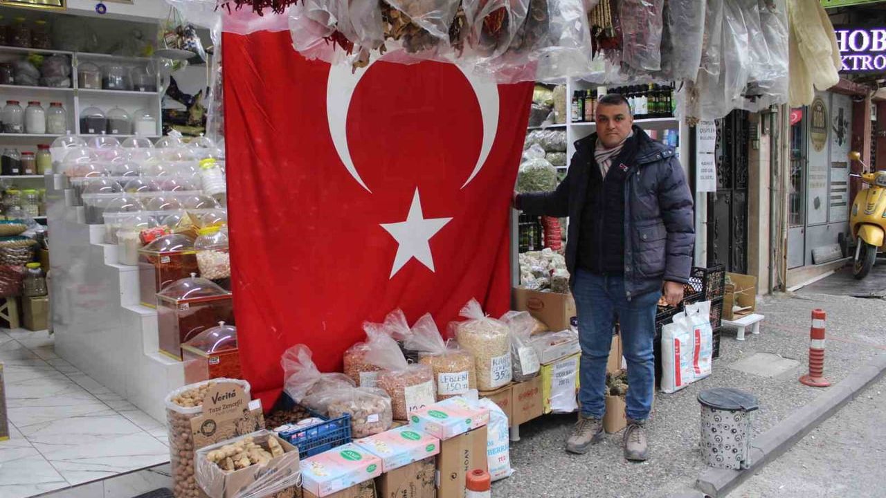 Aydınlı Esnaftan Türk Bayrağına Destek