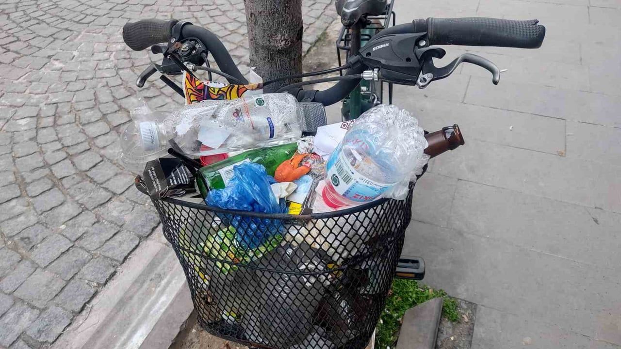 Aylardır Ağaca Kilitli Bisiklet Çöp Kutusuna Dönüştü