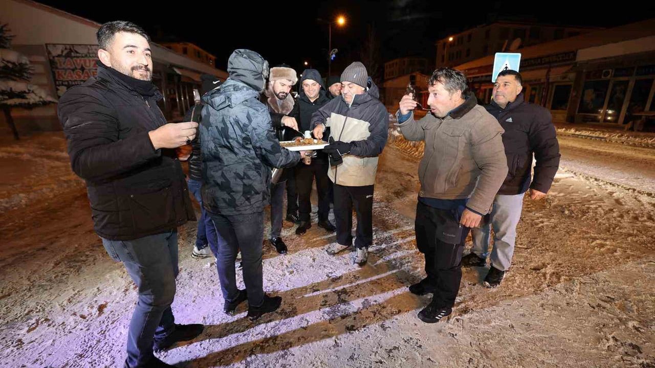 Aziziye Belediye Başkanı'ndan Gece Yarısı Karla Mücadele Ekiplerine Sürpriz
