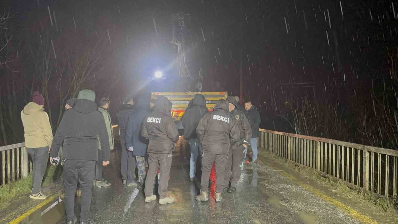 Baba ve Oğlu Çaya Uçan Otomobilde Hayatını Kaybetti