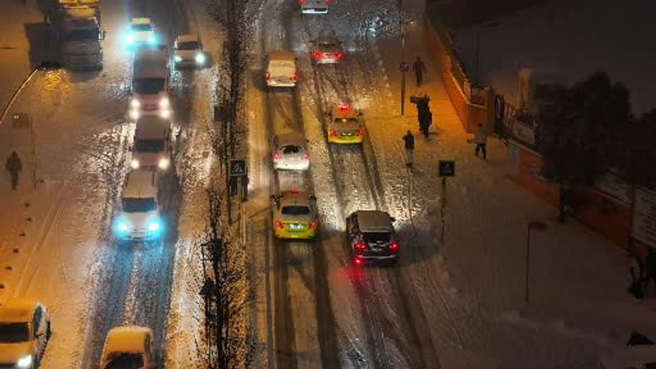 Bağcılar'da Kar Yağışı Sürücüleri Zor Durumda Bıraktı