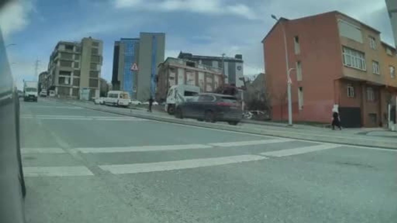 Bağcılar'da Kontrolden Çıkan Çekici Dehşet Saçtı