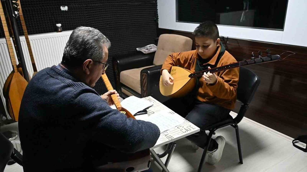 Bağlama İle Geçmişten Günümüze: Bir Ailenin Hikayesi