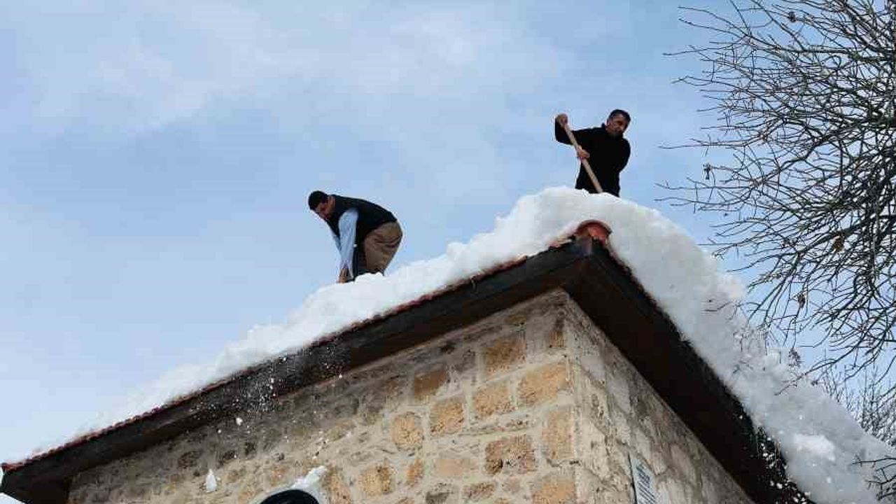 Bağlar Köyü'nde Karla Mücadele: Muhtar ve İmamın Fedakarlığı