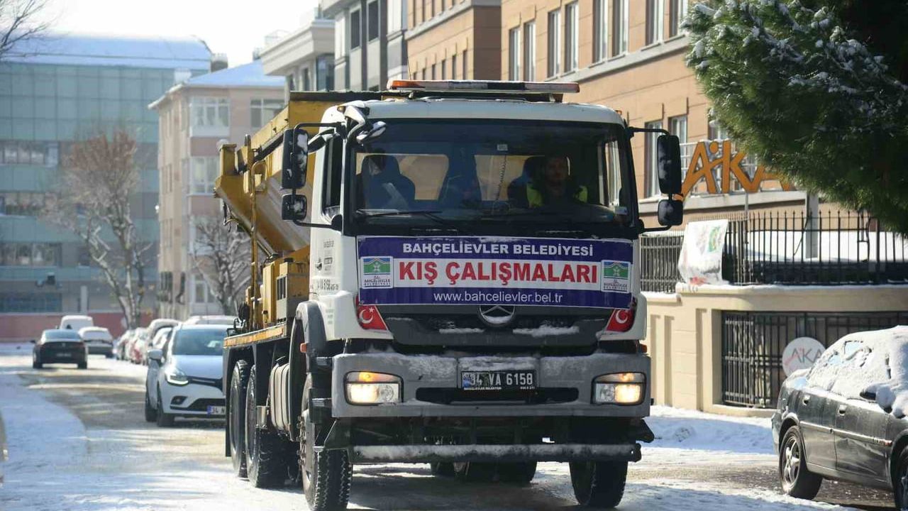 Bahçelievler'de Kar Mücadelesi: Tuzlama ve Sıcak İkramlar