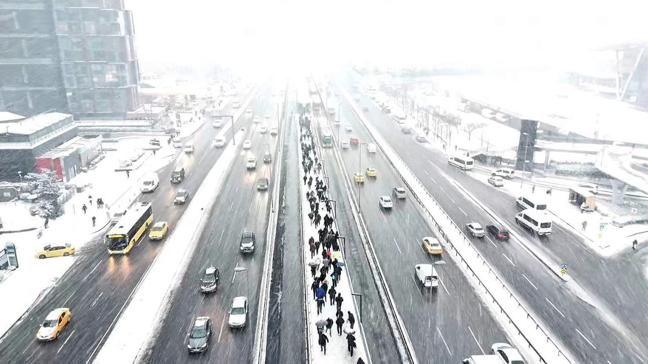 Bahçelievler’de Lapa Lapa Kar Yağışı