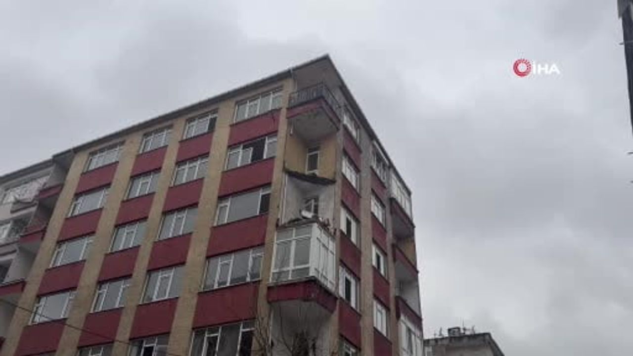 Bahçelievler'de Sağanak Sonrası Balkon Çökmesi: Hasar Gündüz Ortaya Çıktı