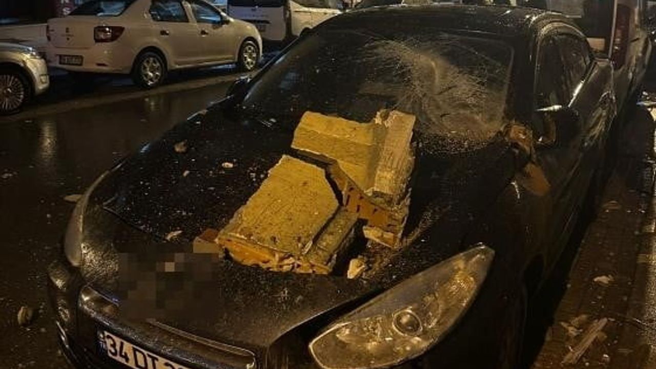 Bahçelievler’de Sağanak Yağış Sonrası Balkon Çöktü