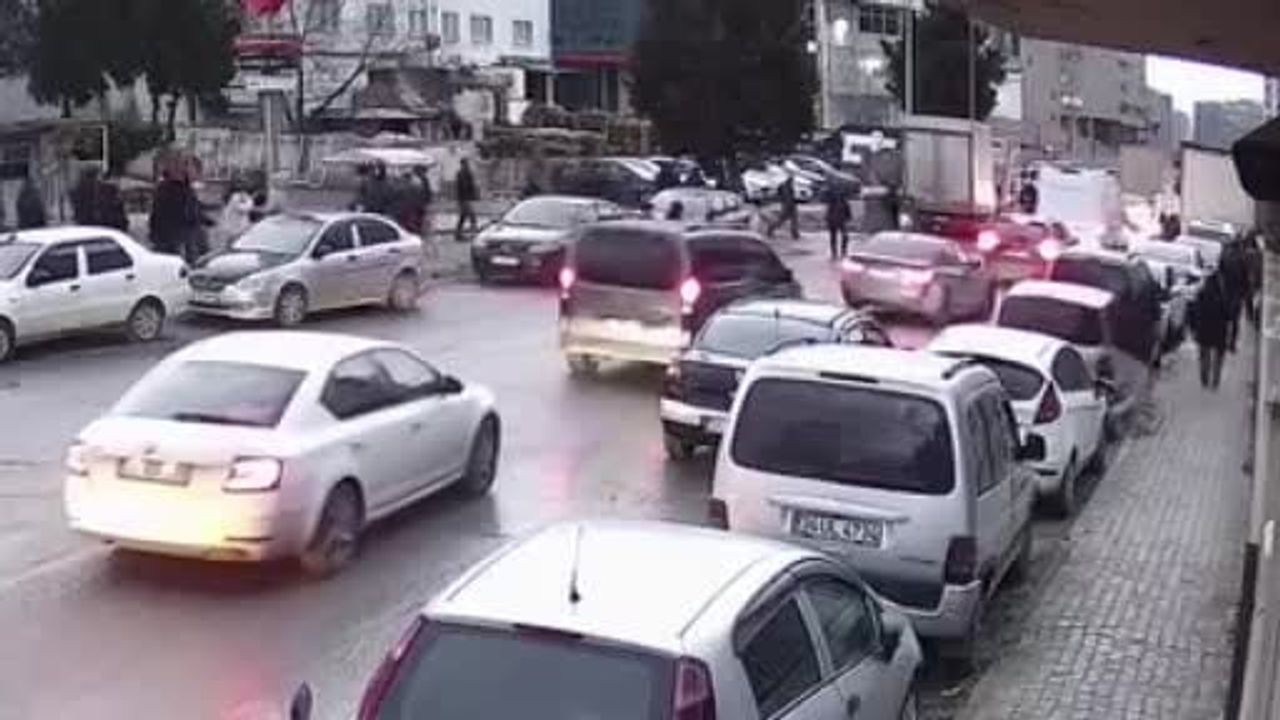 Bahçelievler'de Şiddetli Rüzgar Ağacı Devrildi