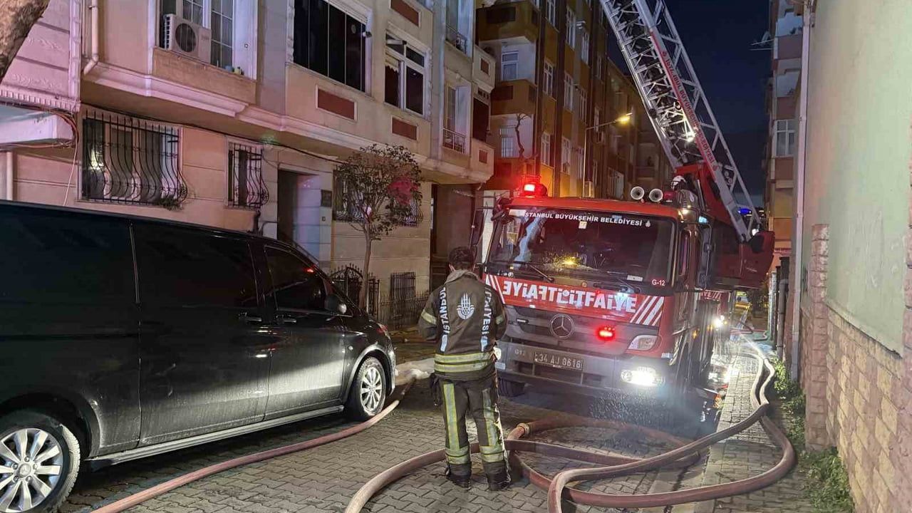 Bahçelievler'deki Çatı Yangını İki Bina Arasında Sıçradı