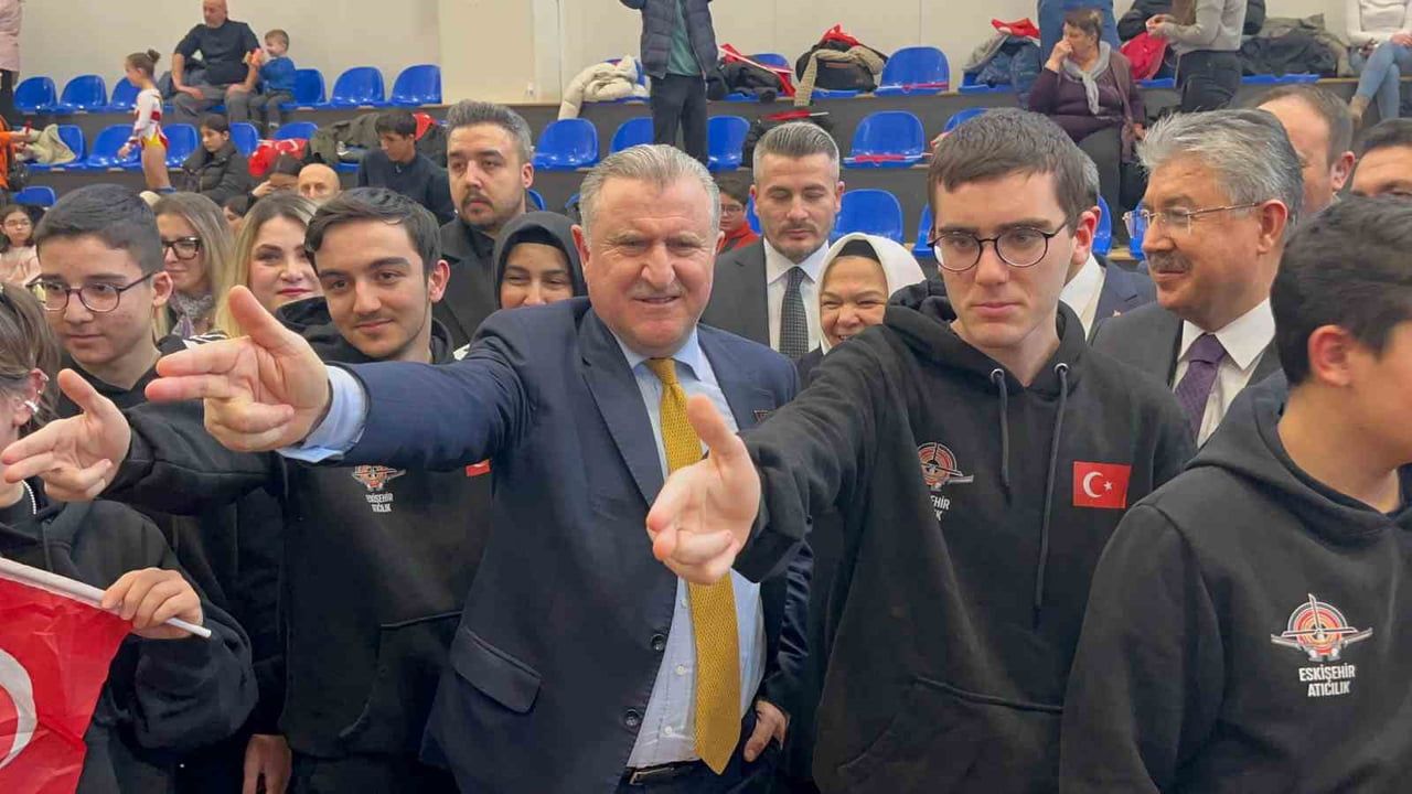 Bakan Bak'ın Spor Tutkusu: Gençlerle Basketbol Ve Voleybol Maçı