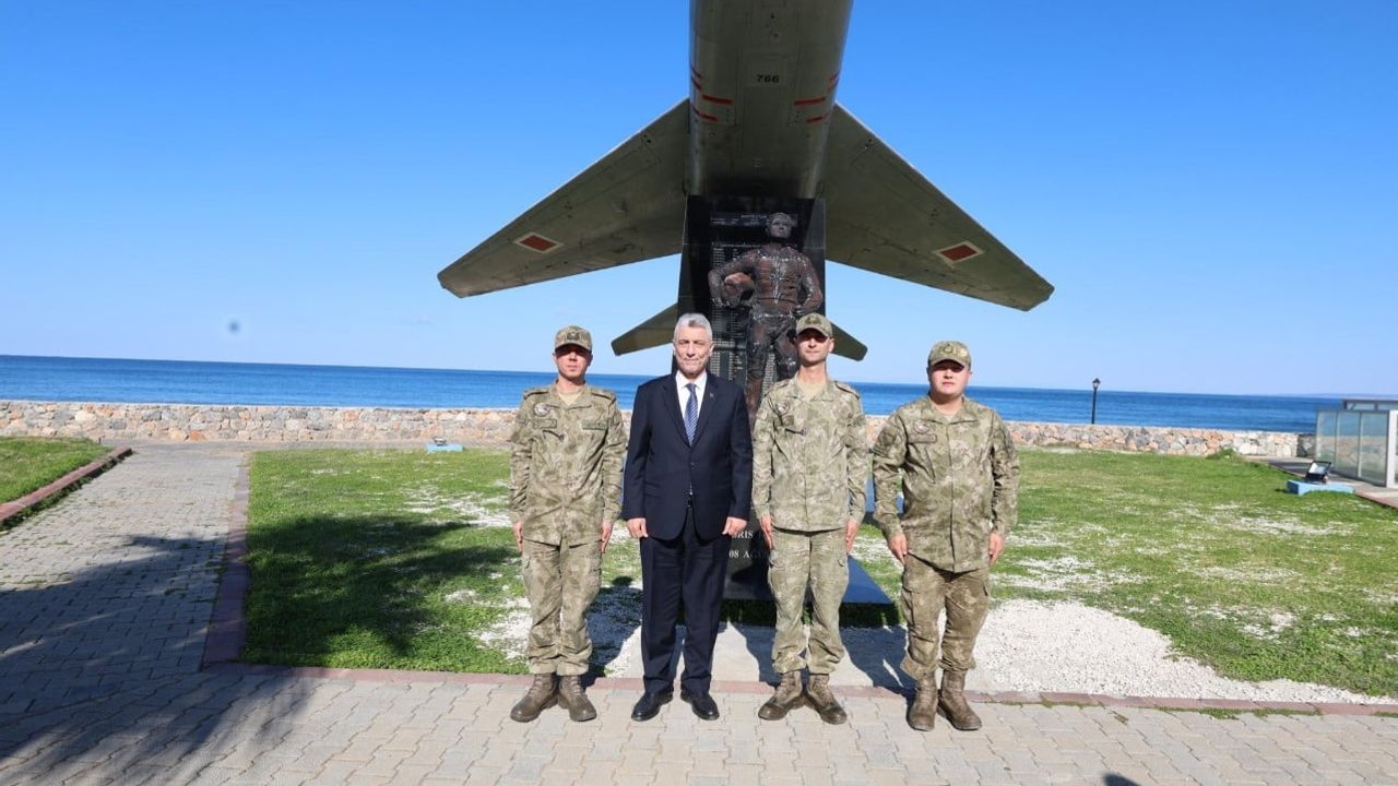Bakan Bolat, KKTC'de Şehit Yüzbaşı Cengiz Topel'in Anıtını Ziyaret Etti