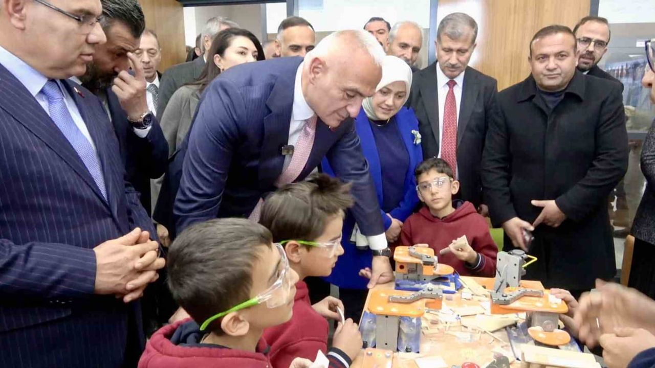 Bakan Ersoy: Kütüphaneler Geleceği Şekillendiriyor