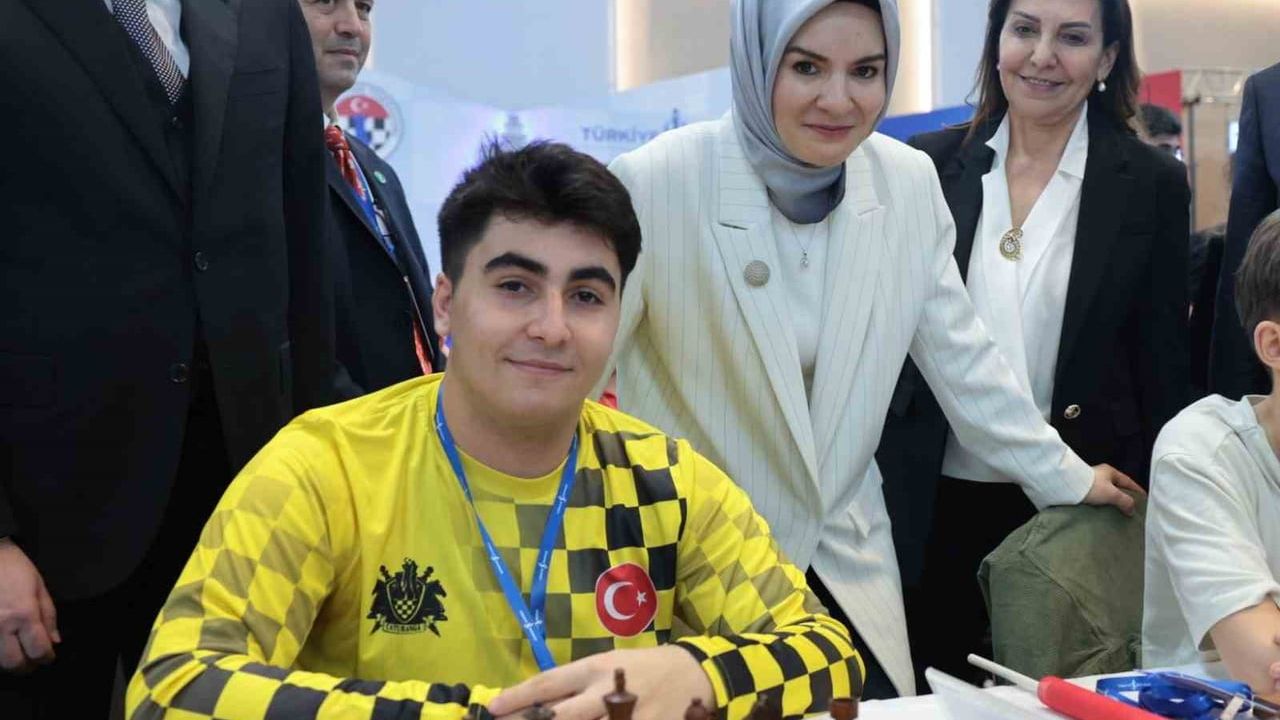 Bakan Göktaş, Yıldızlar Satranç Şampiyonu Miraç Melih Topuz'u Tebrik Etti